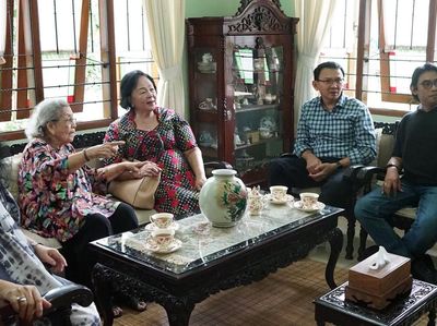 Momen Ahok Kunjungi Rumah Merry Hoegeng Bersama Ibunda