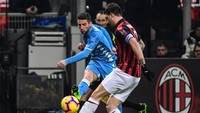 Lini belakang Milan tampil prima. Catatan clean sheet kali ini merupakan yang kelima dalam tujuh laha terkahir. (Foto: Miguel Medina/AFP)