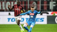 Pemain Napoli, Piotr Zielinski, yang paling membuat Donnarumma sibuk. Dia melepaskan lima sepakan ke gawang, tiga mencapai sasaran. (Foto: Miguel Medina/AFP)