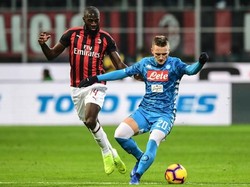 Pemain Napoli, Piotr Zielinski, yang paling membuat Donnarumma sibuk. Dia melepaskan lima sepakan ke gawang, tiga mencapai sasaran. (Foto: Miguel Medina/AFP)