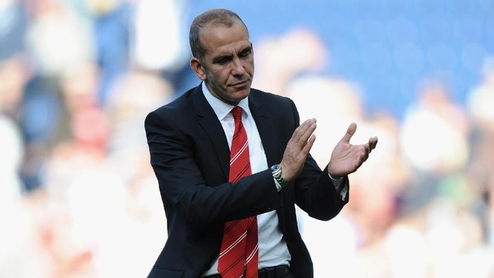 WEST BROMWICH, ENGLAND - SEPTEMBER 21:  Paolo Di Canio, manager of Sunderland appluads the fans at the end of the Barclays Premier League match between West Bromwich Albion and Sunderland at The Hawthorns on September 21, 2013 in West Bromwich, England.  (Photo by Tony Marshall/Getty Images)
