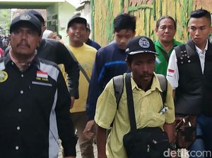 Nazar Jalan Kaki Sumatera ke Banyuwangi, Amir Dapat Uang Rp 60 Juta Nazar Jalan Kaki Sumatera ke Banyuwangi, Amir Dapat Uang Rp 60 Juta