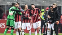 Milan dan Napoli masih menempati empat besar. Rossoneri di posisi keempat dengan raihan 34 poin, Partenopei ada di posisi runner-up dengan raihan 48 poin. (Foto: Miguel Medina/AFP)