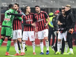 Milan dan Napoli masih menempati empat besar. Rossoneri di posisi keempat dengan raihan 34 poin, Partenopei ada di posisi runner-up dengan raihan 48 poin. (Foto: Miguel Medina/AFP)