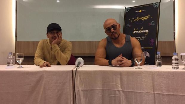 Deddy Corbuzier dan Raditya Dika dalam jumpa pers Creativeprenur, Malang, Jatim