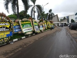 Ratusan Karangan Bunga Berjejer di Rumah Duka Eka Tjipta Widjaja