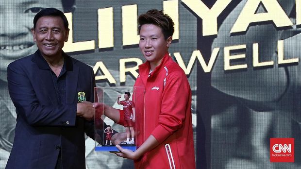 Liliyana Natsir mendapat penghargaan dari Ketua Umum PBSI Wiranto.