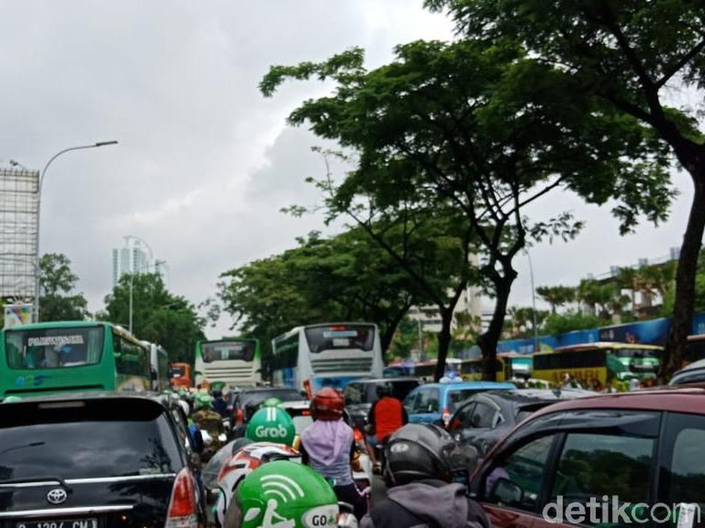 Peserta Harlah Ke-73 Muslimat NU Bubar, Lalin Sekitar GBK Macet Peserta Harlah Ke-73 Muslimat NU Bubar, Lalin Sekitar GBK Macet