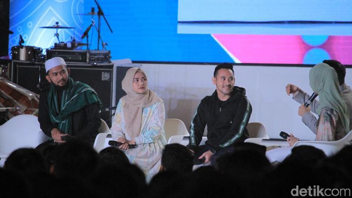 Foto: Danu Sofwan (Kemeja Hitam-kiri) Pengusaha Raja Cendol dikala Mengisi Acara Islamic Nexgen Fest 2019 di Universitas Telkom University, Minggu. Wisma Putra