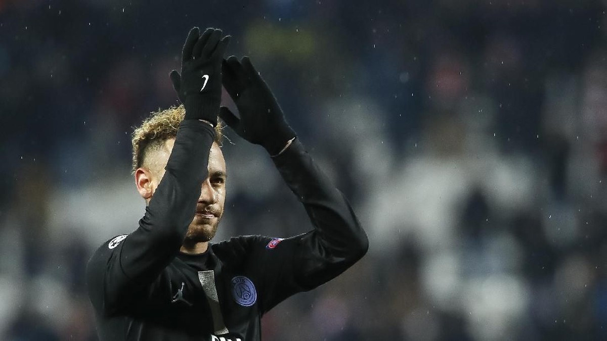Neymar kabarnya bersikukuh minta dijual ke Barcelona hingga mengancam absen di pramusim PSG. (Foto: Srdjan Stevanovic/Getty Images)