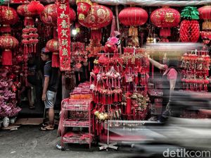 Pernak-pernik Sambut Imlek Meriahkan Kawasan Glodok Pernak-pernik Sambut Imlek Meriahkan Kawasan Glodok