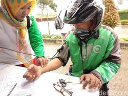 Sering Ngalong, Driver Ojol Numpang Pijat di Fisioterapi On the Street