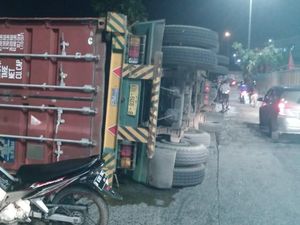 Truk Kontainer Terguling di Tanjung Priok