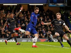 Higuain melepaskan tiga tembakan, kendati tak satupun mengarah ke gawang. Salah satu peluang terbaiknya adalah ketika lolos dari jebakan offside, untuk menerima operan Mateo Kovacic dan tinggal menghadapi kiper di menit ke-19. REUTERS/Andrew Boyers.