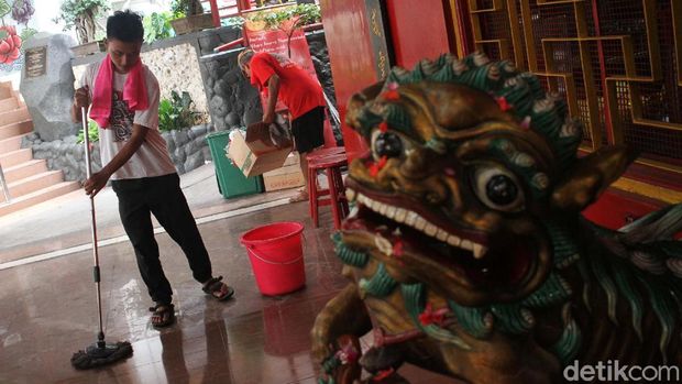 Pekerja menjalankan bersih-bersih di lingkungan Vihara Amurva Bhumi di Jakarta, Senin (28/1/2019). Kegiatan ini untuk menyambut Tahun Baru Imlek 2019.
