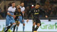 Dua menit jelang waktu normal usai, Juventus mendapatkan penalti. Ronaldo tak menyia-nyiakannya untuk membawa Juventus berbalik memimpin. (Foto: Paolo Bruno/Getty Images)