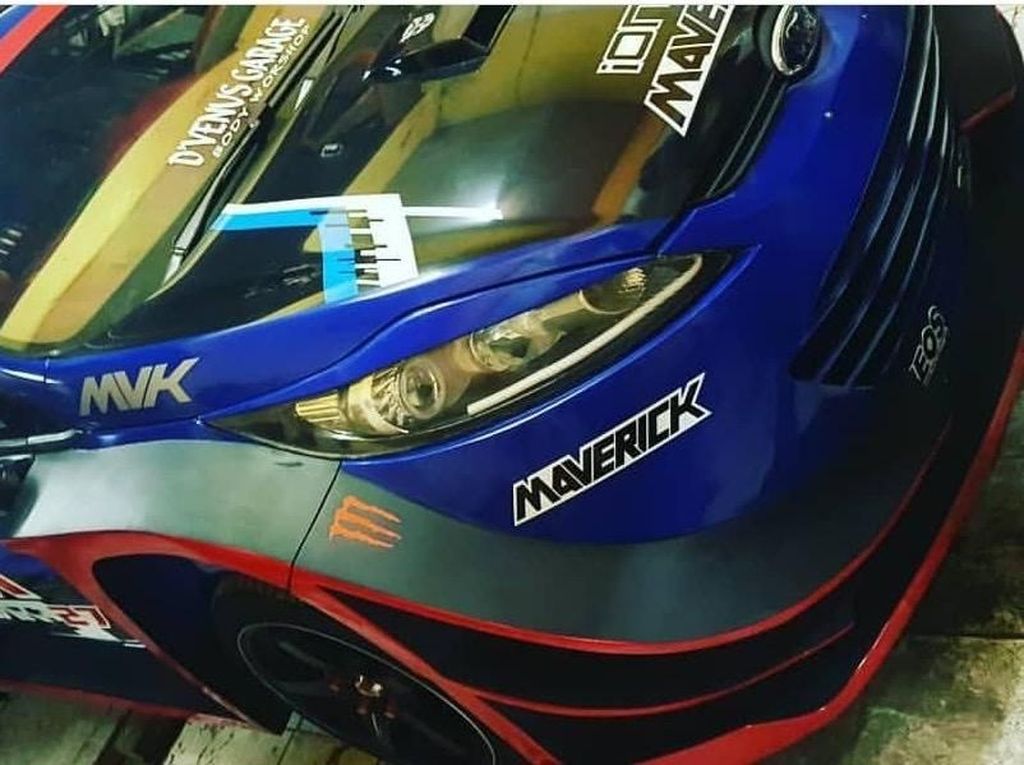 Mobil Reli Ford Fiesta dengan Bodi Lebar Mobil Reli Ford Fiesta dengan Bodi Lebar