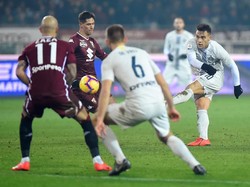 Inter tampil lebih dominan dengan penguasaan bola mencapai 64%. REUTERS/Massimo Pinca.