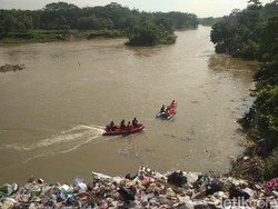 Warganya Jadi Korban Mobil Tercebur Sungai, Risma Kirim Bantuan SAR