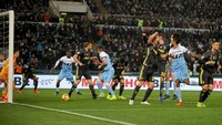 Setelah berimbang tanpa gol di babak pertama, gol tercipta di paruh kedua. Lazio memimpin dari situasi sepak pojok setelah bola yang membentur Emre Can masuk ke gawang Juventus. (Foto: Marco Rosi/Getty Images)