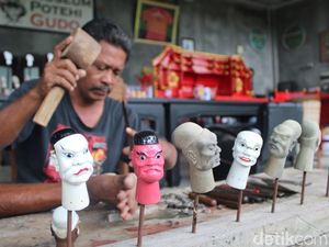 Mengintip Kesibukan Pengrajin Wayang Potehi Jelang Imlek