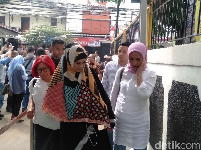 Mulan Jameela Terisak Cerita Sikap Ahmad Dhani Sebelum Masuk Bui