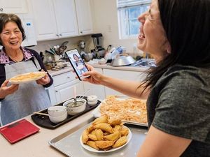 Hobi Masak Makanan China, Wanita Berusia 73 Tahun Ini Jadi Selebgram