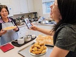 Hobi Masak Makanan China, Wanita Berusia 73 Tahun Ini Jadi Selebgram