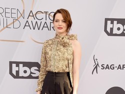 Tunangan, Emma Stone Pamer Cincin Seharga Rp 66 Juta
