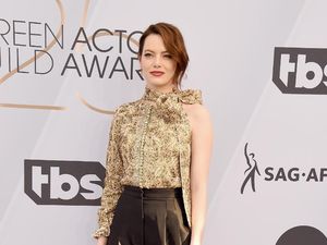 Tunangan, Emma Stone Pamer Cincin Seharga Rp 66 Juta Tunangan, Emma Stone Pamer Cincin Seharga Rp 66 Juta