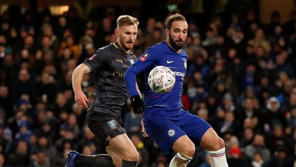 Higuain Debut, Chelsea Menang