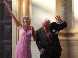 Baru Ketemu 2 Minggu, Pensiunan Ini Nikahi Wanita 36 Tahun Lebih Muda