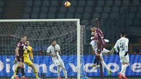 Inter kebobolan pada menit ke-35 lewat sundulan Armando Izzo. REUTERS/Massimo Pinca.