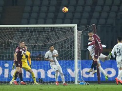 Inter kebobolan pada menit ke-35 lewat sundulan Armando Izzo. REUTERS/Massimo Pinca.
