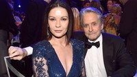 Catherine Zeta-Jones Minta Michael Douglas Putuskan 5 Wanita yang Dikencaninya