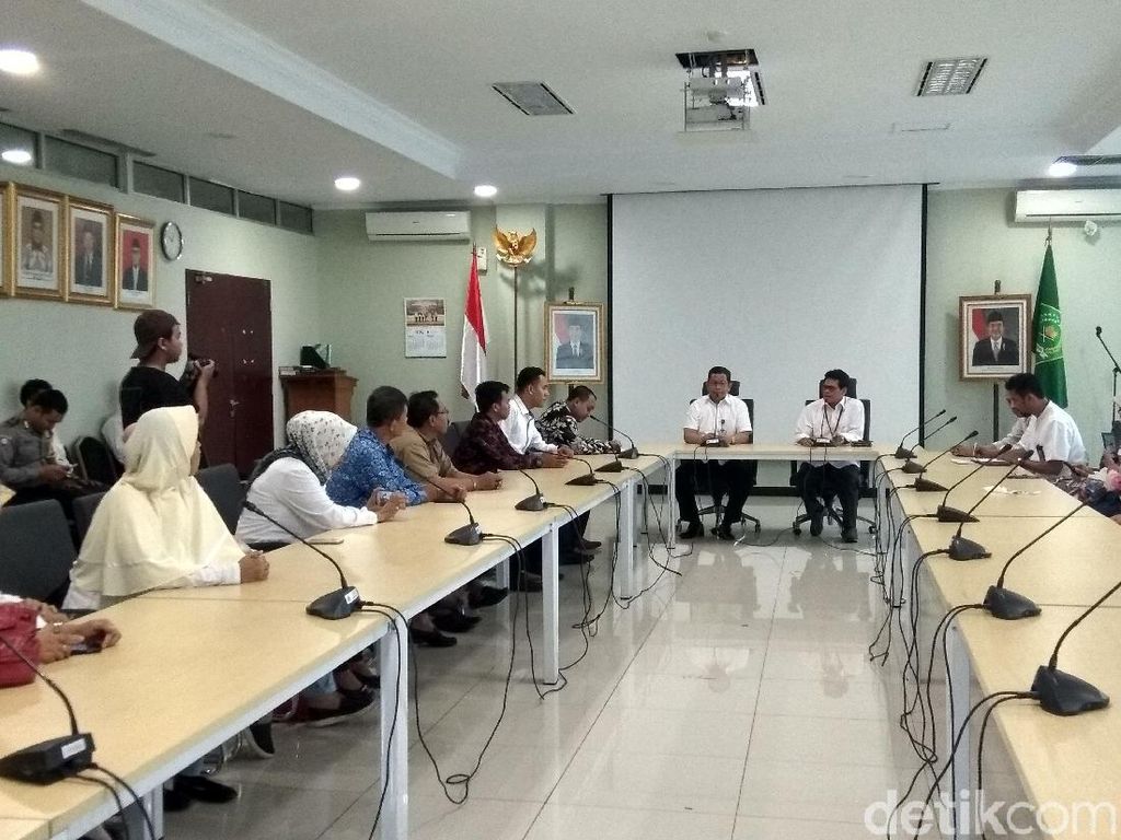 Jemaah First Travel Datangi Kemenag, Protes PMA hingga Tak Bisa Umrah Jemaah First Travel Datangi Kemenag, Protes PMA hingga Tak Bisa Umrah