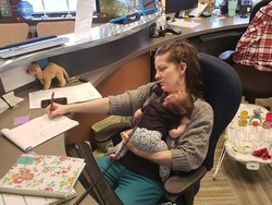 Foto Viral Ini Tampilkan Pengorbanan Seorang Ibu Bekerja