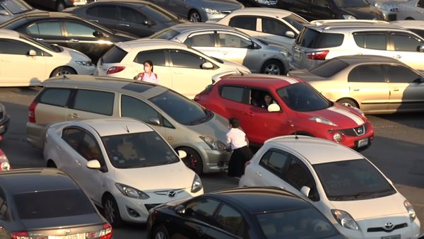 Duh! Parkiran Mobil Semrawut Gini, Gimana Keluarnya Ya?