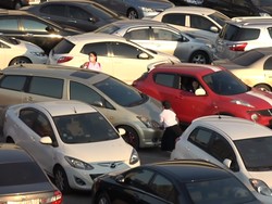 Parkiran Semrawut Mirip Game Tetris, Banyak Mobil yang Penyok