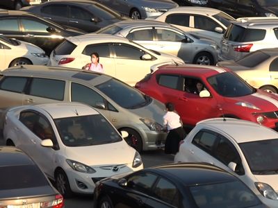 Duh! Parkiran Mobil Semrawut Gini, Gimana Keluarnya Ya?