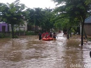 Sungai Suwuk Meluap, Warga Lamongan Dievakuasi dengan Perahu Karet
