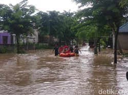 Sungai Suwuk Meluap, Warga Lamongan Dievakuasi dengan Perahu Karet
