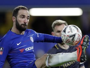 Ditawari Penalti Willian, Higuain: Tidak, Terima Kasih