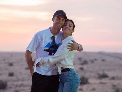 Foto: Cristiano Ronaldo dan Keindahan Gurun Pasir Dubai