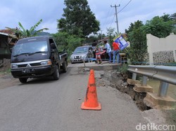 Hati-hati, Ada Dua Titik Jalan Ambles di Ciparay Kabupaten Bandung