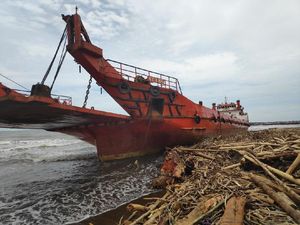 Kapal Kargo Terdampar di Pantai Makassar