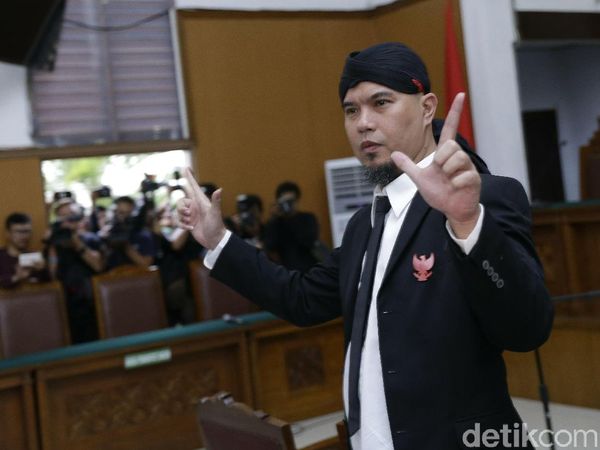 Ahmad Dhani Terus Acungkan Salam Dua Jari usai Divonis 1,5 Tahun Penjara