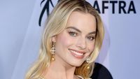 Margot Robbie Sang Ratu Karpet Merah