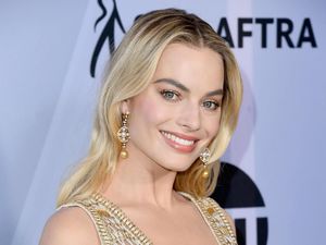 Margot Robbie Sang Ratu Karpet Merah