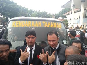 Pose Victory Ahmad Dhani di Mobil Tahanan Sebelum Dibawa ke Cipinang